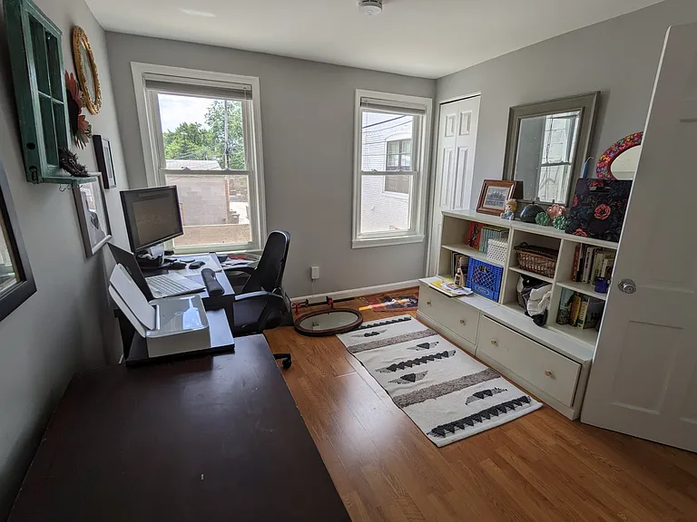 329 L St NE — Photo 2