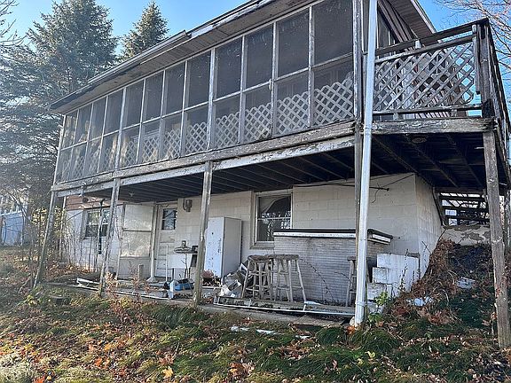 4th image of 17788 Raymond Ave
