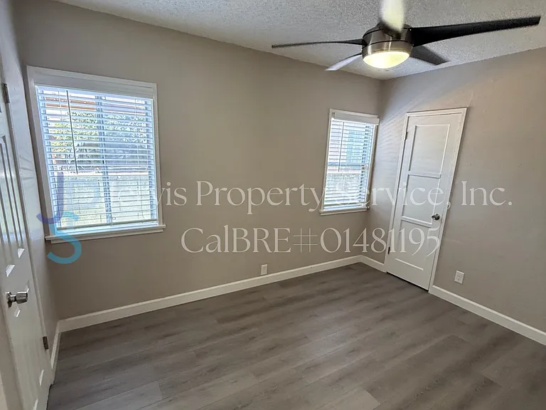 6017 Pine Ave #B — Photo 8
