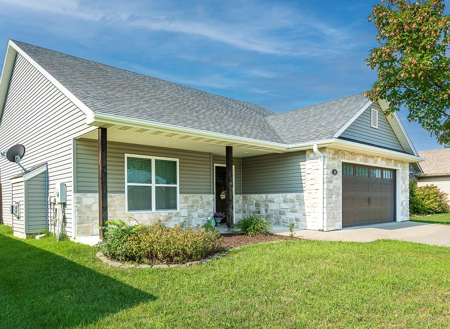 4 bed, 2.0 bath, 1976 sqft, $2,500 — Photo 3