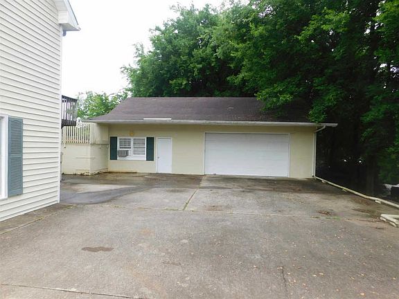2nd image of 911 Dominion Dr