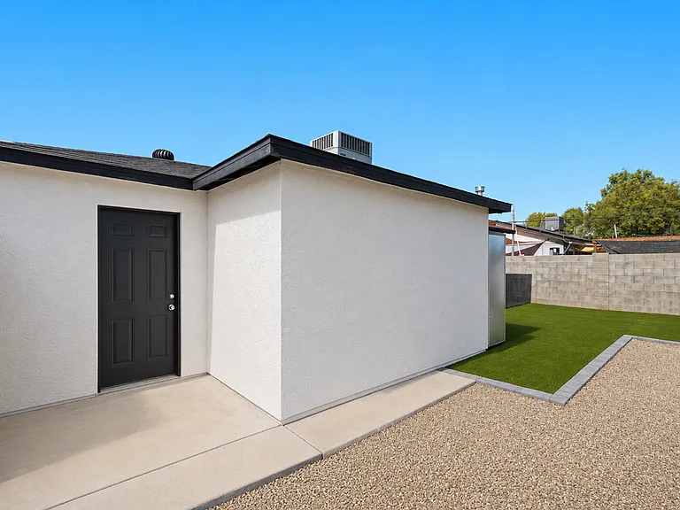 1005 E Mariposa St #MAIN HOUSE — Photo 22