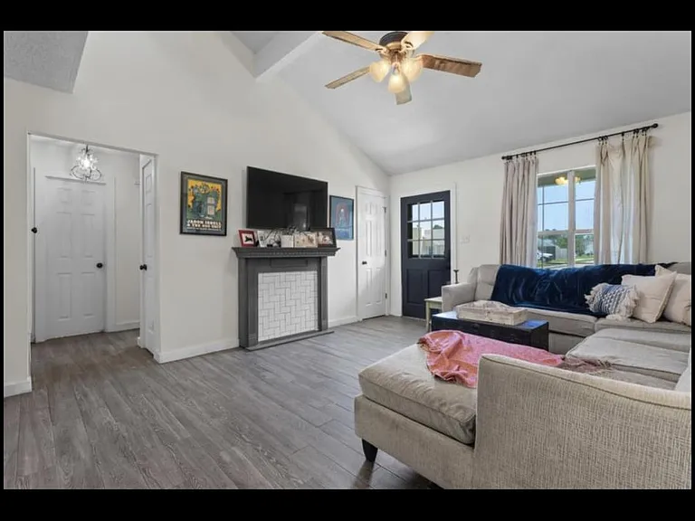 3905 Yosemite Dr — Photo 4