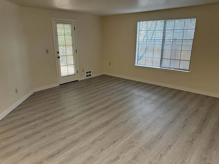 4054 NE 55th St #101 — Photo 21