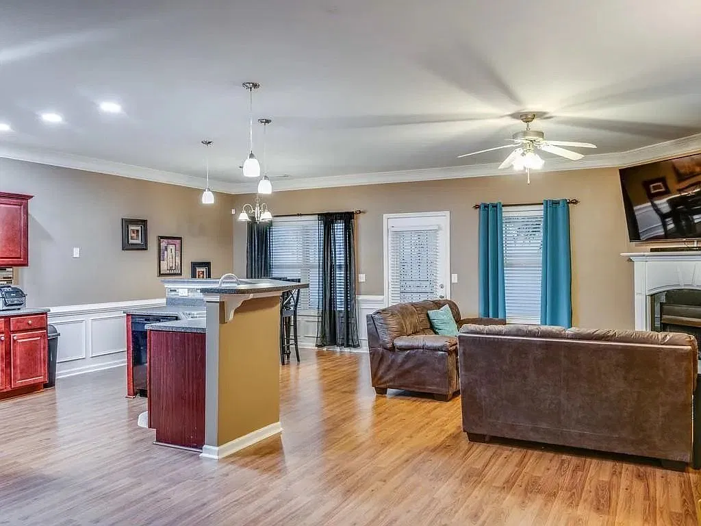 4 bed, 3.0 bath, 2165 sqft, $2,500 — Photo 4