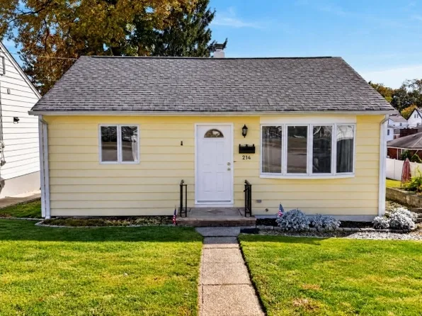 214 Washington Pl, Totowa Boro, NJ 07512