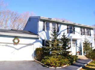 9 Sedgemere Rd, Center Moriches, NY 11934