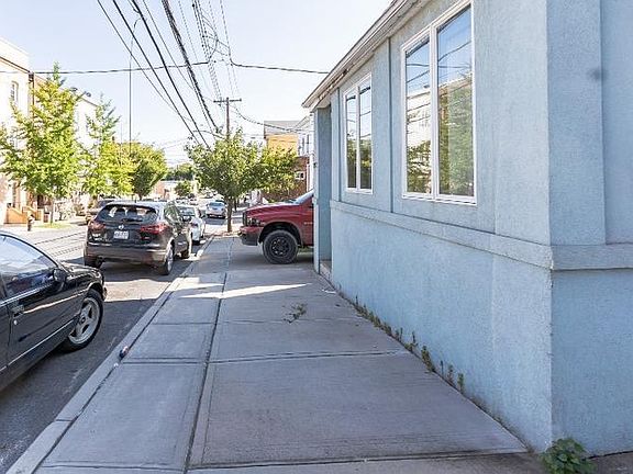 5th image of 192 Virginia Ave