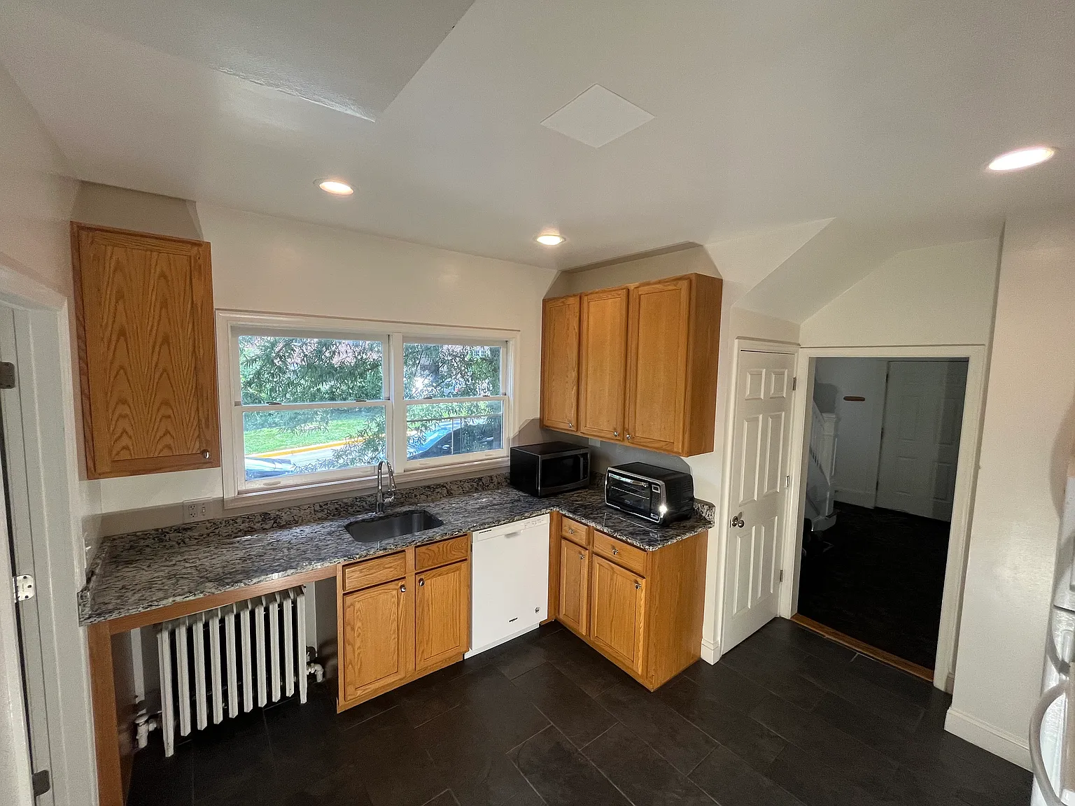 6 bed, 1806 sqft, $8,650 — Photo 4