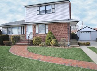 9 Fox Pl, Hicksville, NY 11801