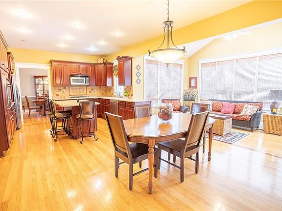 3rd image of 8778 Stonebriar Dr