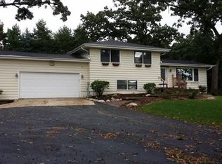 7412 Silver Lake Rd, Cary, IL 60013