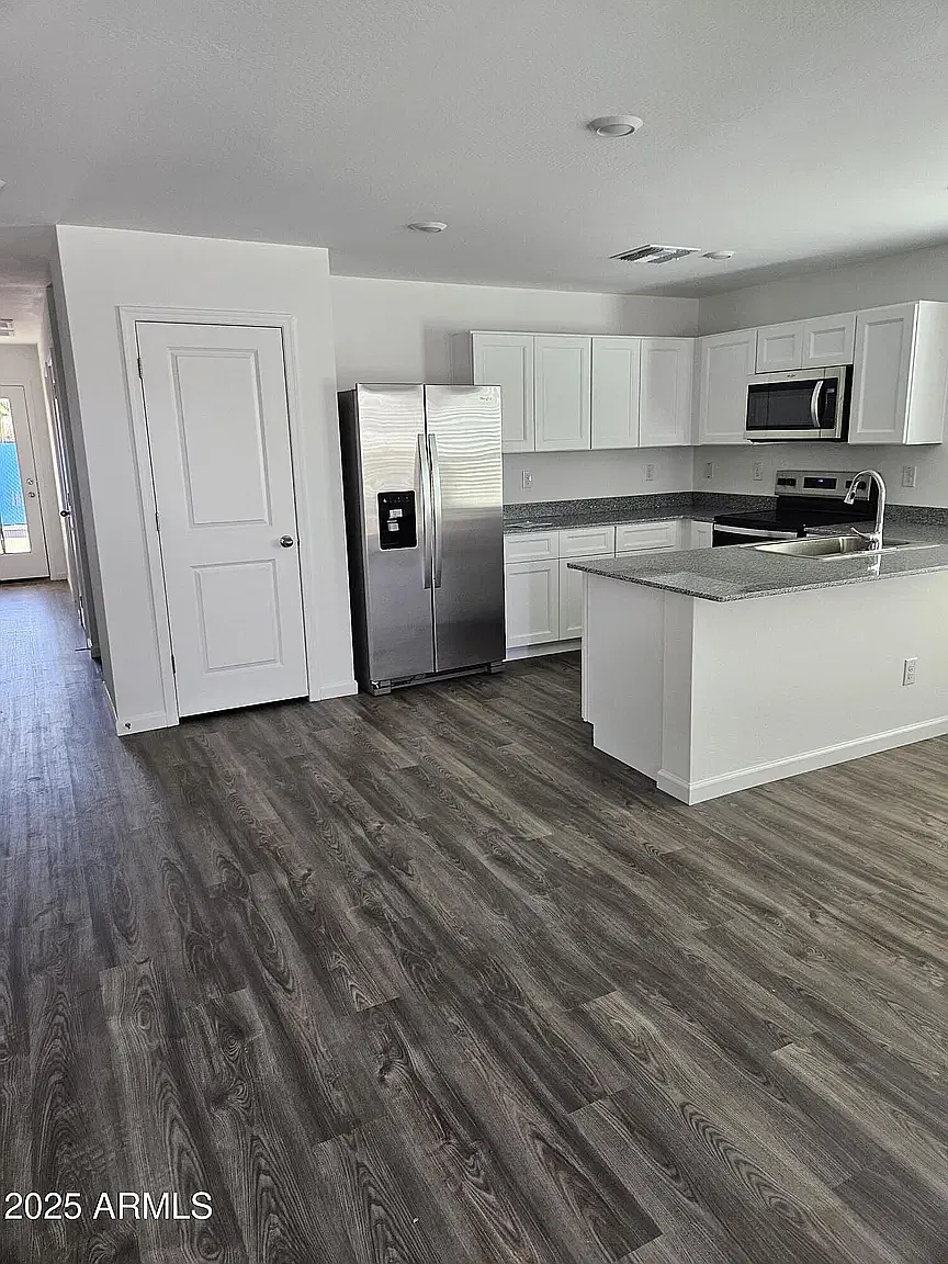 3 bed, 1155 sqft, $1,500 — Photo 3