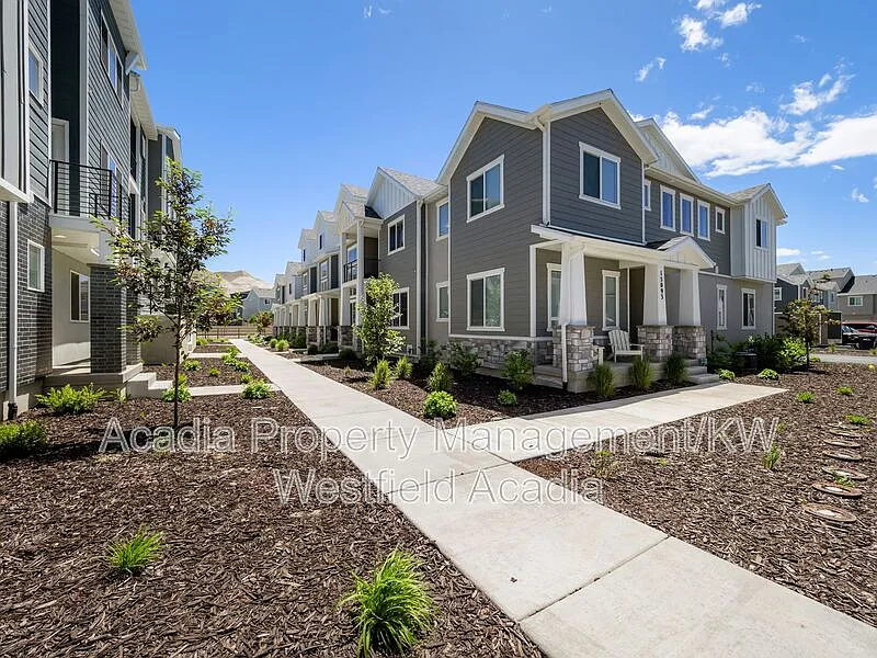 3 bed, 2.5 bath, 2237 sqft, $2,299 — Photo 4