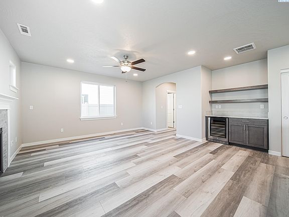 5th image of 722 Snowking St