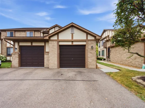 968 Country Club Dr #4, Saint Clair Shores, MI 48082