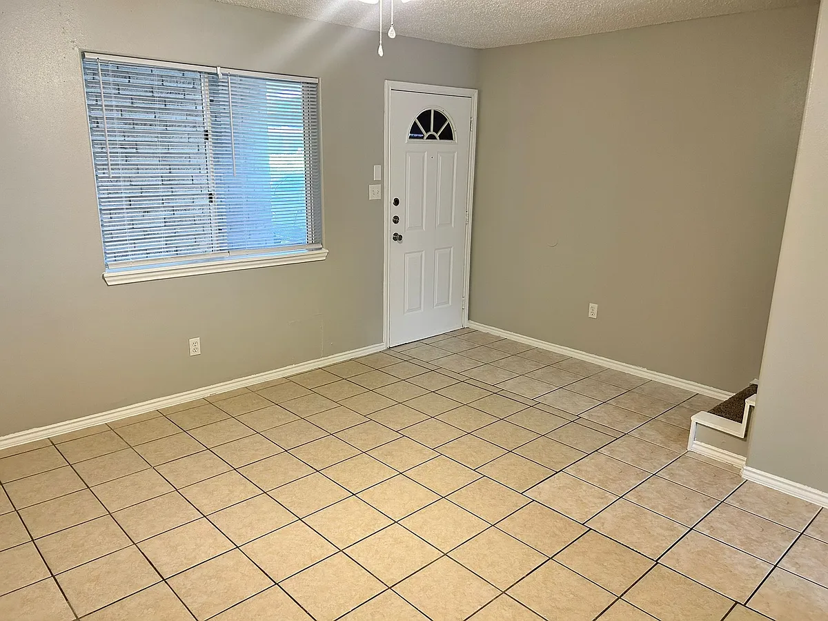 Building Photo - 2302 W Elisa Ln #7