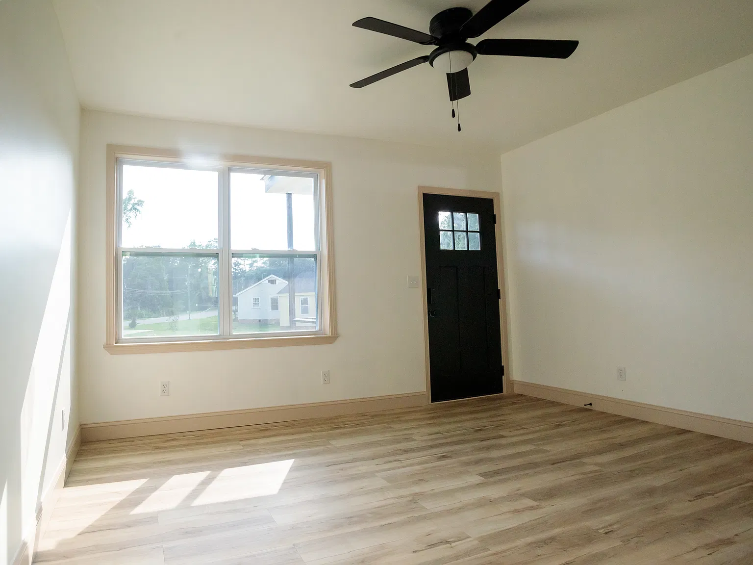 2 bed, 1.0 bath, 1050 sqft, $950 — Photo 2