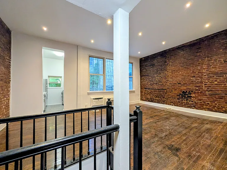 339 W 19th St #C — Photo 1