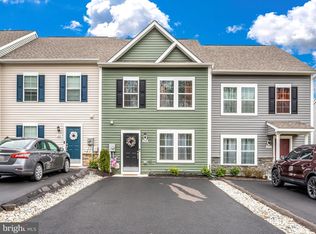 208 Scotch Pine Dr, Bunker Hill, WV 25413