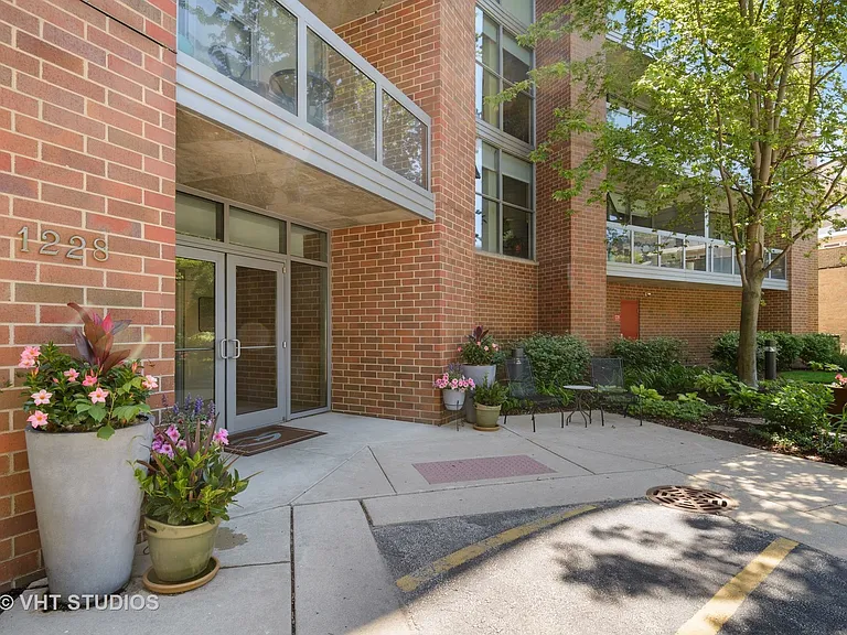 1228 Emerson St #304 — Photo 2