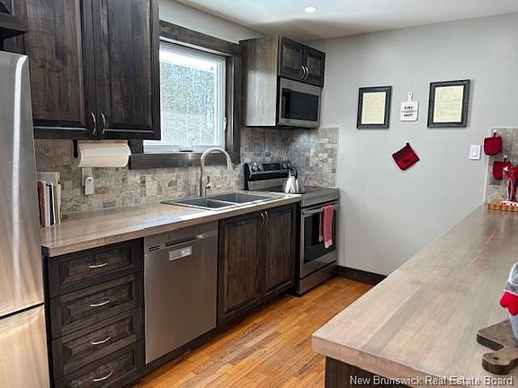 2nd image of 252 Darlings Island Rd