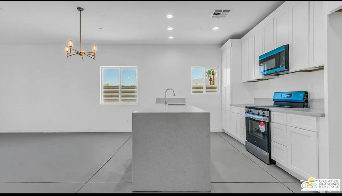 3 bed, 1390 sqft, $2,200 — Photo 2