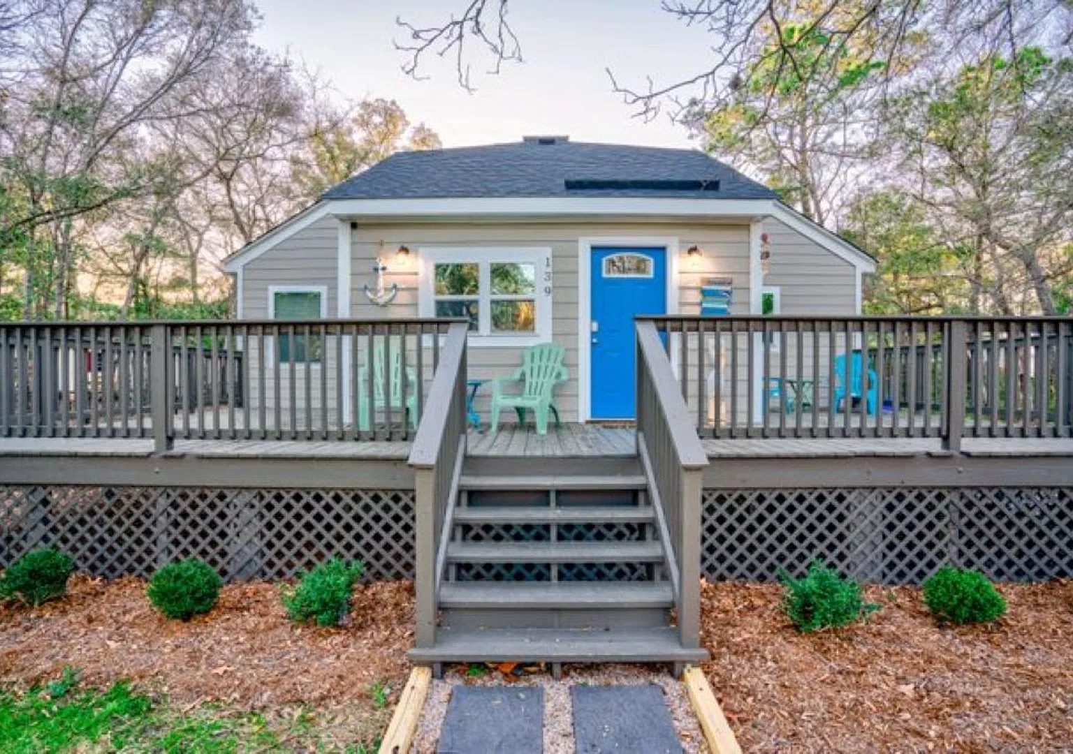 Cozy fully-furnished beach home on desirable Oak Island — Photo 1