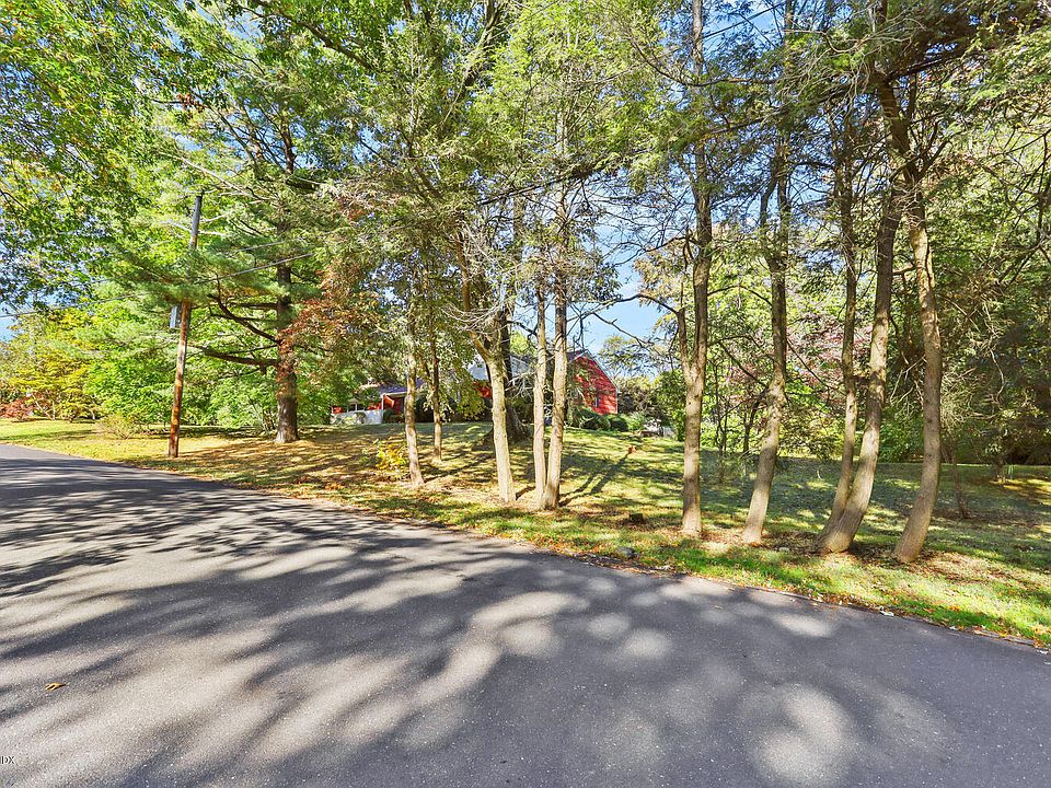 1st image of 18 Stonehedge Dr S