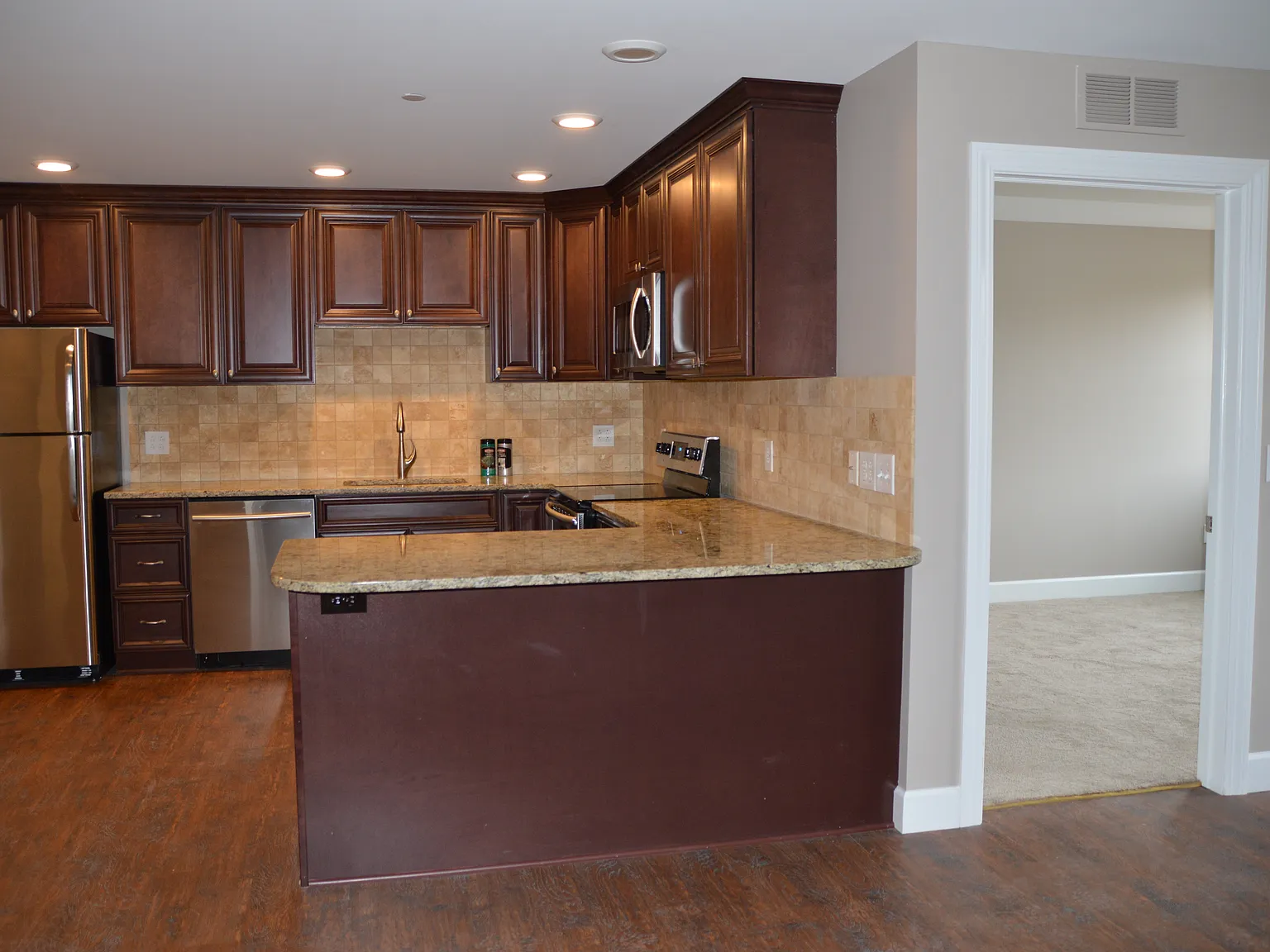 1 bed, 670 sqft, $1,040 — Photo 2