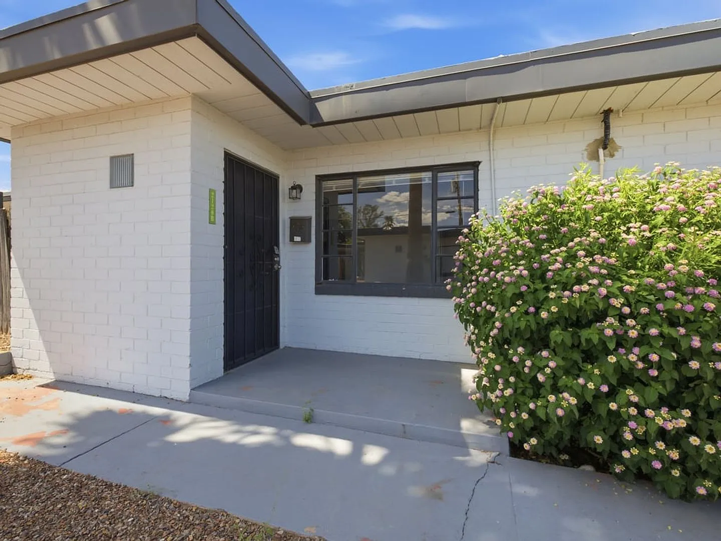 2 Bedroom 1 Bathroom — Photo 2
