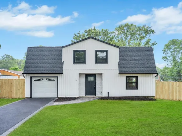 28 Hettys Path, Farmingville, NY 11738