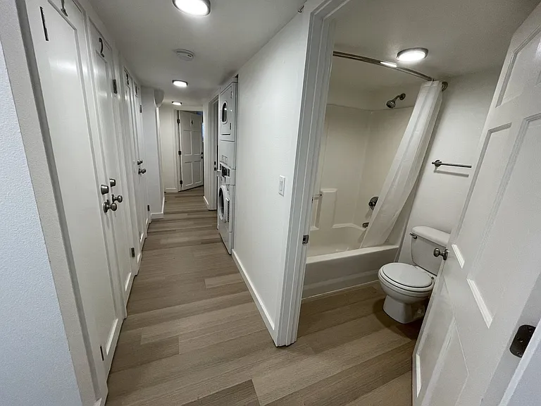 2427 NE 9th Ave #B — Photo 8