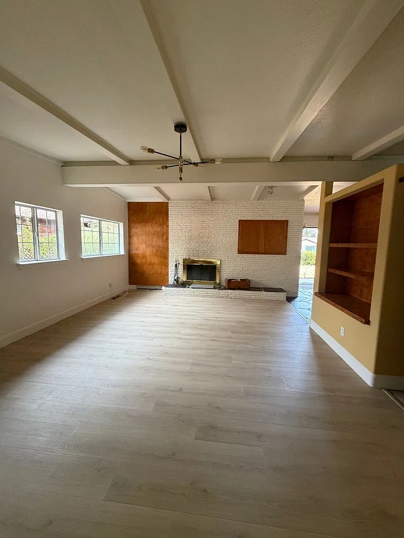 Spacious 4-Bedroom Auburn Home with Private Pool & Expansive Living Areas — Photo 3