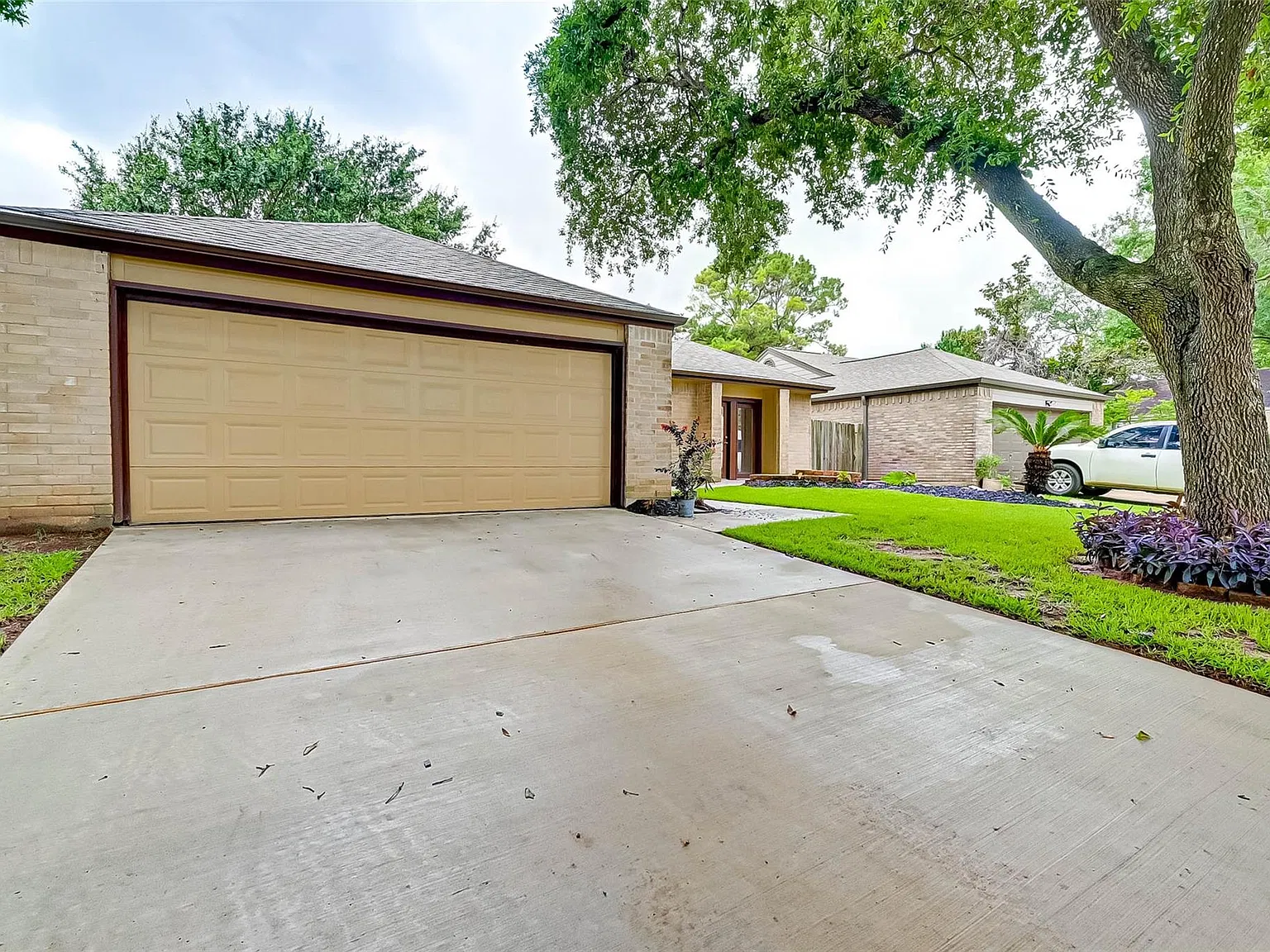 3 bed, 2.0 bath, 2218 sqft, $3,000 — Photo 2