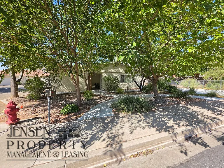 461 Diagonal St — Photo 3