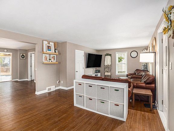 4th image of 221 E Elm St