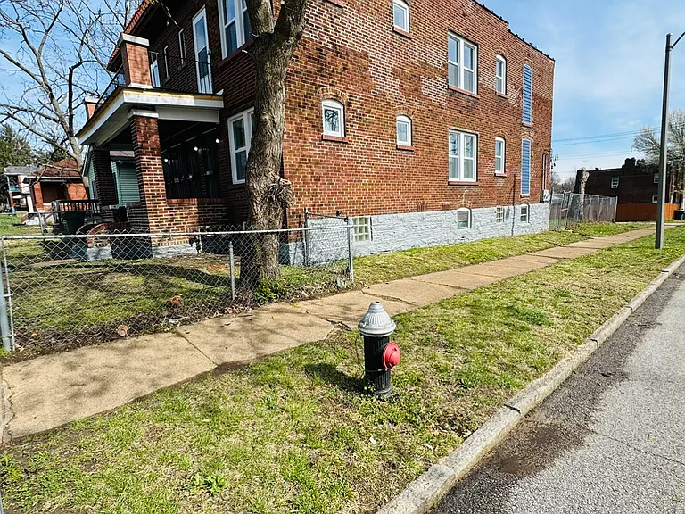 Oriole Ave — Photo 15