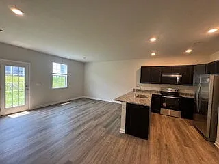 3 bed, 2.5 bath, 1657 sqft, $1,750 — Photo 2