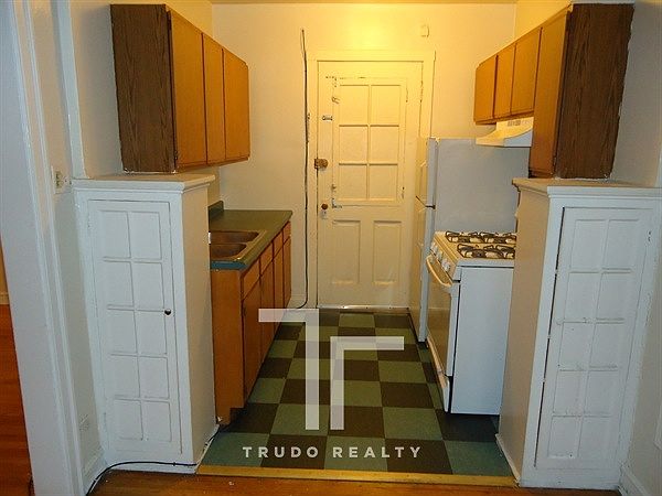 1st image of 1050 W Thorndale Ave #Gdn