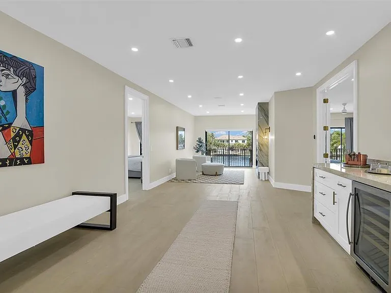 319 S Riverside Dr — Photo 30