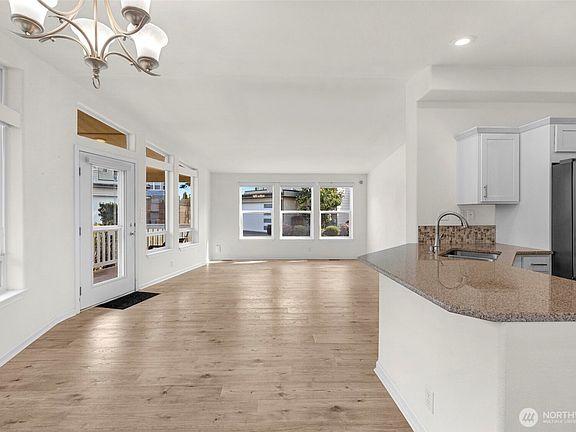 There is so much natural light in this room.>