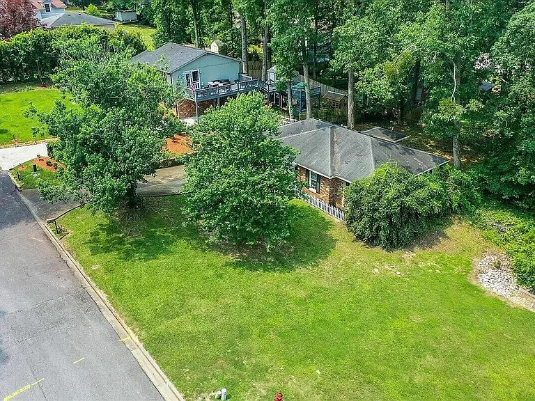 327 Oak Lake Dr — Photo 3
