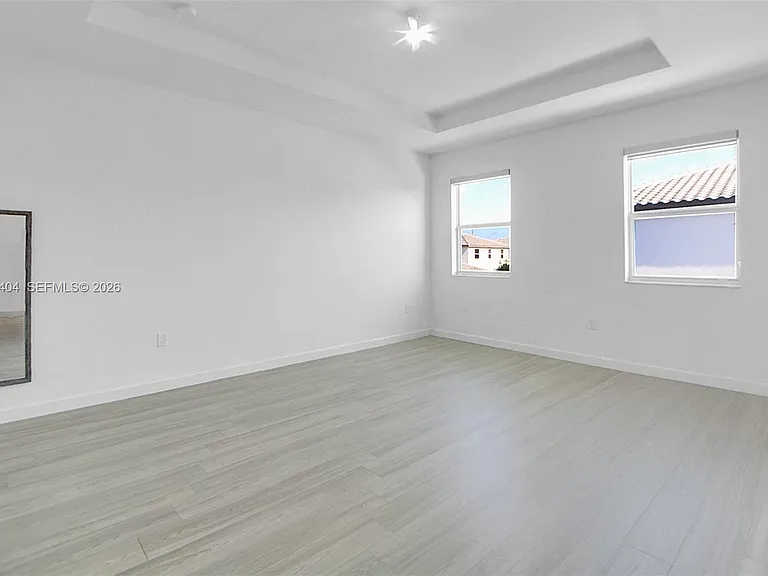 879 SE 26th Ter — Photo 10
