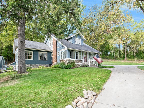 2nd image of 231 Grand River Dr NE