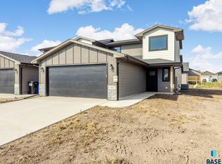 703 N Clark St, Lennox, SD 57039