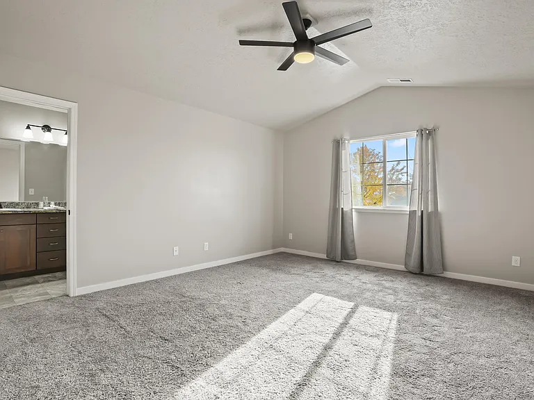 2810 E Clarene Dr — Photo 12