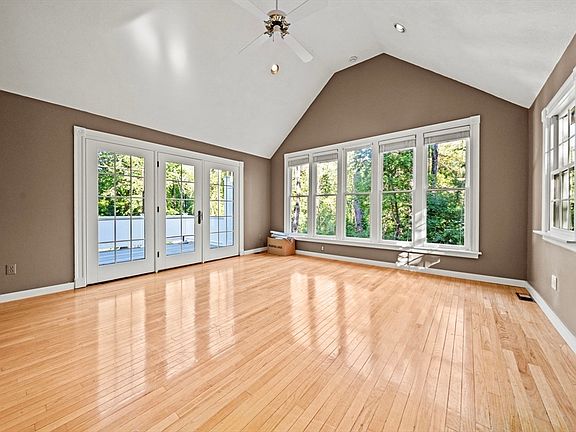 5th image of 158 King St