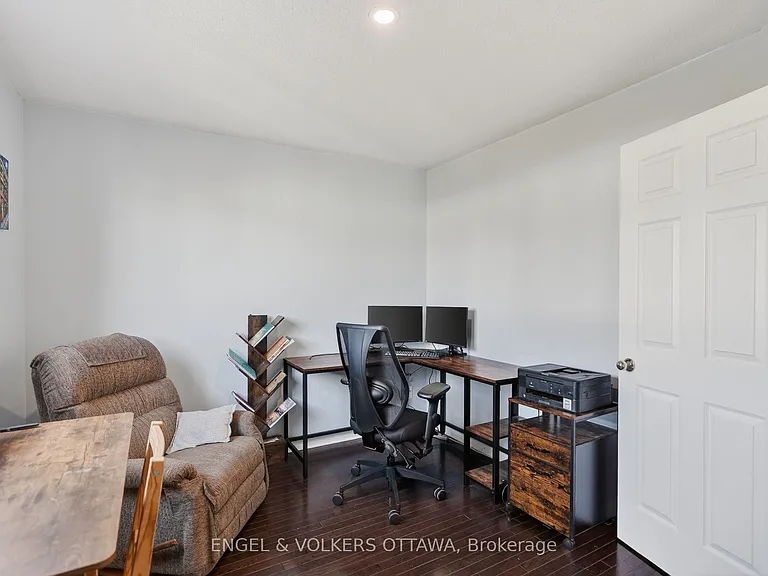 1033 Como Cres — Photo 18