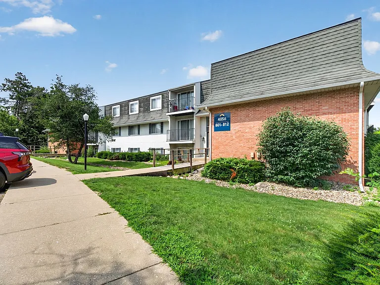 Hollow Hills Apartments — Photo 42